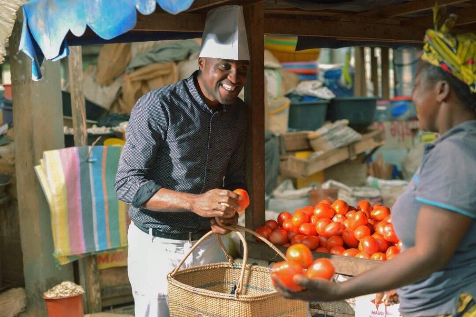 Le chef Nico choisit des tomates fraîches au marché